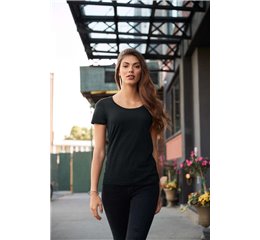 WOMEN’S FEATHERWEIGHT SCOOP TEE