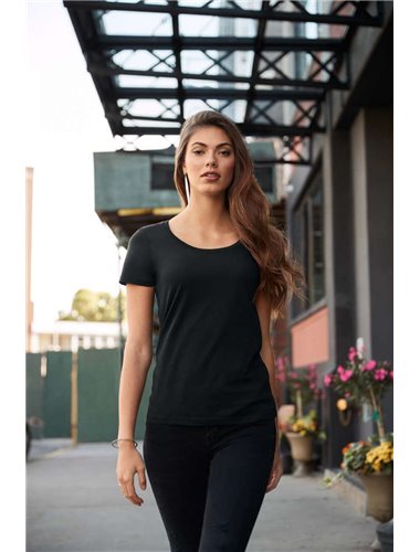 WOMEN’S FEATHERWEIGHT SCOOP TEE